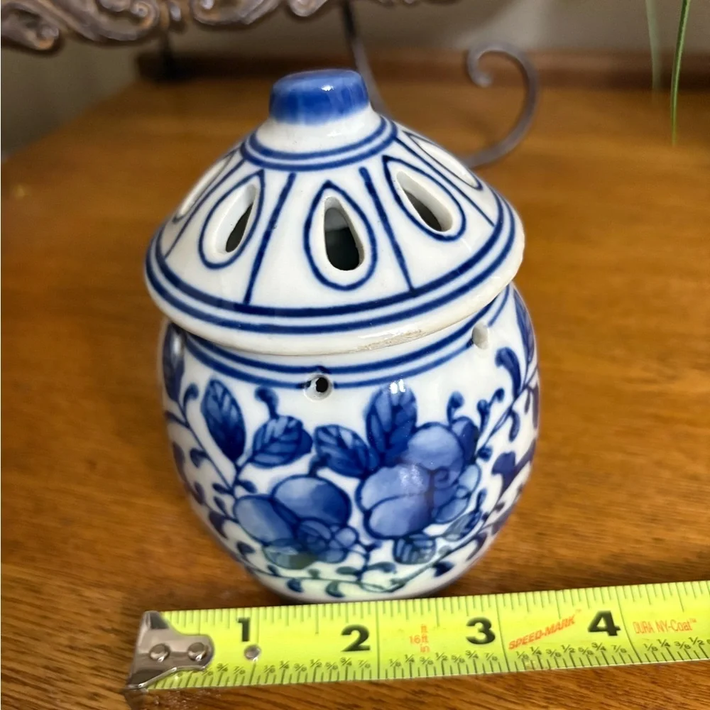 Blue and white porcelain lidded potpourri jar